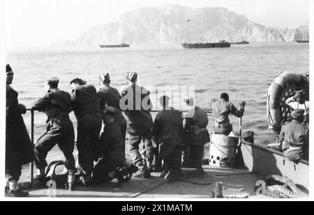 Les LTS passent devant l'île de Capri lors des débarquements alliés au sud de Rome, dans le cadre des opérations de l'armée britannique. Banque D'Images