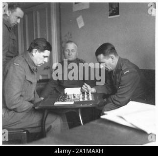 Deux officiers de la 1re brigade de fusiliers, 1er corps polonais, jouent aux échecs dans le mess des officiers à Cupar, en Écosse, 1940-1947, reflétant la vie domestique et sociale des troupes polonaises en Grande-Bretagne. Banque D'Images