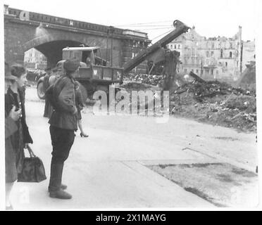 GUERRE CONTRE LA MALADIE À VIENNE - surveillé par un soldat russe, le bon travail est poursuivi, l'armée britannique Banque D'Images