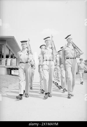 LES PILOTES DE LA MARINE BRITANNIQUE S'ENTRAÎNENT EN AMÉRIQUE POUR LA GUERRE CONTRE LE JAPON. NOVEMBRE 1944, ÉTATS-UNIS. PLUSIEURS CENTAINES DE PILOTES NAVALS BRITANNIQUES DE LA FLOTTE AÉRIENNE SE SONT ENTRAÎNÉS EN AMÉRIQUE CÔTE À CÔTE AVEC DES CADETS AMÉRICAINS POUR SERVIR DANS LES OCÉANS PACIFIQUE ET INDIEN. SOUS LE COMMANDEMENT D'INSTRUCTEURS AMÉRICAINS, ILS SUIVENT D'ABORD UNE FORMATION AÉRIENNE PRIMAIRE DE LA NAVY À BUNKER HILL, INDIANA, PUIS SE RENDENT À PENSACOLA, JACKSONVILLE ET FORT LAUDERDALE, TOUS DANS L'ÉTAT DE FLORIDE. À CE STADE, ILS PARTENT POUR LE MAINE, OÙ À BRUNSWICK ET LEWISTON, ILS SONT CONVERTIS AUX MÉTHODES BRITANNIQUES ET ONT DES EXERCICES D'ATTERRISSAGE SUR PONT, JUSQU'AU JOUR VENU FO Banque D'Images