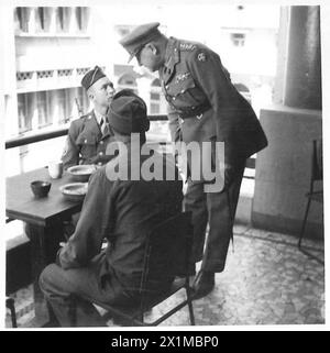 AFRIQUE DU NORD : le C-IN-C VISITE LES ÉTABLISSEMENTS DE LA CROIX ROUGE - le général Sir Henry Maitland Wilson s'arrête pour discuter avec les troupes américaines en dégustant des gâteaux et du café au Red Cross Club, British Army Banque D'Images