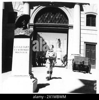 UNE JOURNÉE À ROME AVEC LE MITRAILLEUR SMITH - 'GNR. Smith se promène dans la Porta Pia, qui a été convertie en musée des Bersaglieri, dans l'armée britannique Banque D'Images