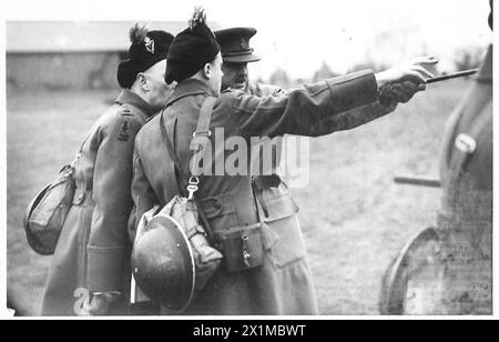 DÉMONSTRATION DE MORTIER DE TRANCHÉE AUX FUSILS IRLANDAIS DE LONDRES - Brigadier Portman, officier commandant la 168th London Infantry Brigade, pointant un emplacement à deux officiers irlandais de Londres de l'armée britannique Banque D'Images