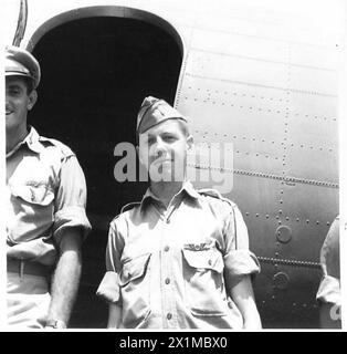 LES HOMMES QUI 'S'OCCUPENT' DU GÉNÉRAL ALEXANDER - l'homme qui navigue 'Patches', Lieut. W.E. Delahanty un long Islander de 23 ans de Freeport, un ingénieur à l'époque de la paix, il tient le surnom de 'Redbird', l'armée britannique Banque D'Images