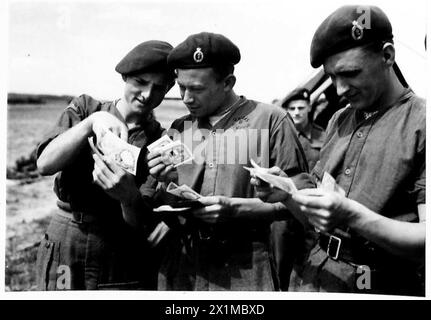 PRÉPARATION DE PARACHUTISTES POUR L'INVASION - défilé de paye pour les forces aéroportées. Personnel recevant leur première paie de monnaie d'invasion française, armée britannique, 6e division aéroportée Banque D'Images