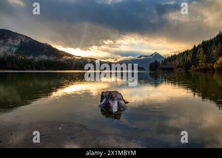 Vue sur le Walchensee sous la pluie et le soleil, Kochel, Kochelsee, Banque D'Images