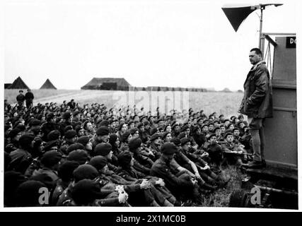 PRÉPARATION DE PARACHUTISTES POUR L'INVASION - Major général R.N. Gale parlant à un groupe de forces aéroportées, Gale, Richard N, Armée britannique, 6e division aéroportée Banque D'Images