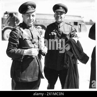 LA MISSION MILITAIRE TURQUE VISITE L'AFRIQUE DU NORD - deux des officiers turcs, Gen. Salih et Lt.Gen. Kurtoebe Noyan, armée britannique Banque D'Images