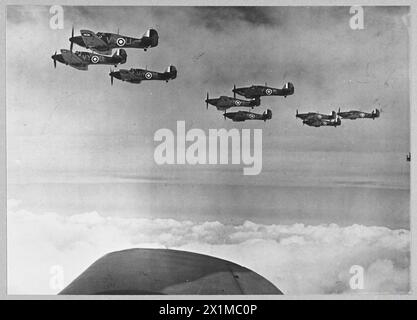 Les Hawker Hurricanes du 85e escadron du Nord-Ouest volent en formation en octobre 1940, participant à la bataille d'Angleterre avec la Royal Air Force. Banque D'Images
