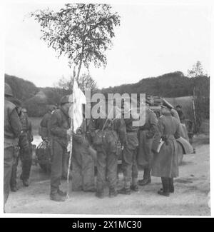 LES ALLEMANDS CHERCHENT LA PAIX À HAMBOURG - le colonel allemand fait un arrangement final pour la réunion, armée britannique, 21e groupe d'armées Banque D'Images