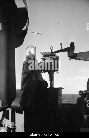 CONVOI DE LA CÔTE EST. OCTOBRE 1940, À BORD DU HMS WESTMINSTER, NAVIRE D'ESCORTE D'UN CONVOI DE SHEERNESS À ROSYTH. - Signalisation vers un navire du convoi, Banque D'Images