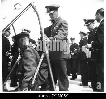 TRANSFERT DU SOUS-MARIN BRITANNIQUE À LA ROYAL HELLENIC NAVY - Air Commodore Tuttle, et d'autres officiers supérieurs, passez en dessous après la cérémonie, British Army Banque D'Images