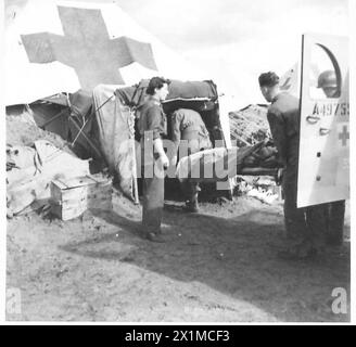 ITALIE : CINQUIÈME ARMYNURSES DANS LA TÊTE DE PONT ANZIO - sœur infirmière S.M. Greaves du Precentory, Lincoln, regarde un patient transporté dans la tente de réception au No.15 Mobile C.C.S, Armée britannique Banque D'Images