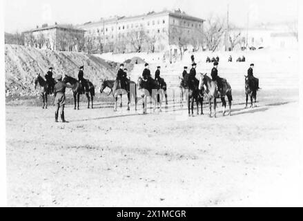RSM Miller enseigne aux formateurs italiens de l'école de police montée les techniques de forage pour le contrôle de la foule et de la circulation selon les normes de formation de l'armée britannique. Banque D'Images
