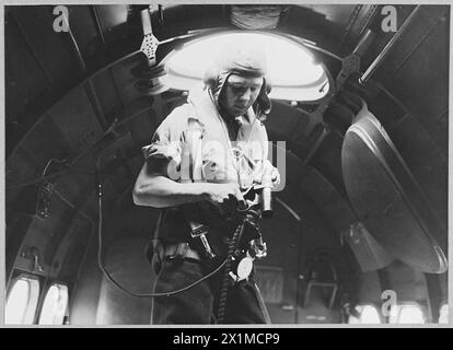Un avion Hudson de la Royal Air Force survole Heligoland, avec un opérateur sans fil chargeant un pistolet Verey pour la signalisation pendant la mission. Banque D'Images