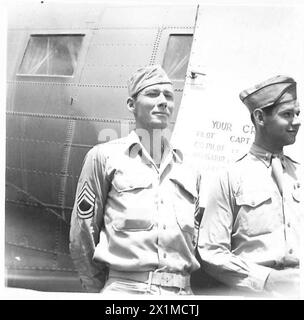 LES HOMMES QUI «S'OCCUPENT» DU GÉNÉRAL ALEXANDER - le sergent Techincal J. Boyd, âgé de 30 ans, ancien mécanicien de garage à Gacumba, Californie, l'opérateur radio qui est connu sous le nom de Johnny, armée britannique Banque D'Images