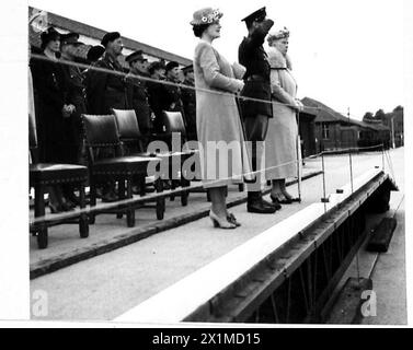 Le roi, accompagné de la reine et de la reine Mary, reçoit le salut lors d'une marche passée par la division blindée des gardes. Banque D'Images