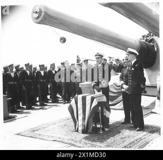 TRANSFERT DU SOUS-MARIN BRITANNIQUE À LA ROYAL HELLENIC NAVY - L'amiral Cunningham se tient sous les gros canons de l'AVEROF alors qu'il prononce un discours de remise du sous-marin aux Grecs de l'armée britannique Banque D'Images