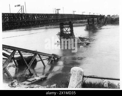 Vue sur le pont Bailey surélevé nommé « Springbok Bridge » enjambant le fleuve po, utilisé pour les opérations de transport militaire. Banque D'Images