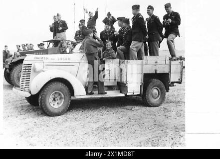 L'ARMÉE POLONAISE AU MOYEN-ORIENT, 1942-1943 - le général George Patton, C-in-C de la 7e armée américaine, et le général Władysław Anders regardant le Régiment des lanciers des Carpates s'exercer, en utilisant une voiture de repérage M3 comme stand (à l'arrière-plan). Au premier plan, des officiers polonais et américains posent ensemble pour une photo souvenir sur le dessus d'un camion Chevrolet WB 30 cwt. Photographie prise lors de la visite officielle du général Patton au 2ème corps polonais à Qassasin en Egypte, Armée polonaise, Forces armées polonaises à l'Ouest, corps polonais, II, Forces armées polonaises à l'Ouest, 2ème corps, 2ème Armou 'Varsovie' Banque D'Images