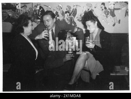 SCÈNES DANS Un CAFÉ DES ÉTUDIANTS À BRUXELLES - photos prises dans la «jambe en bois» montrant les étudiants et les soldats britanniques s'amusant, armée britannique, 21e groupe d'armées Banque D'Images