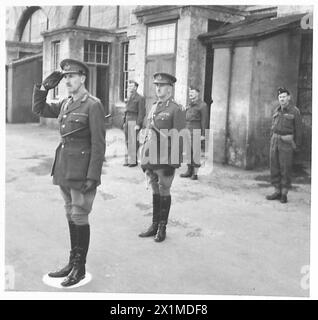 TRANSFERT D'INFANTERIE AU ROYAL ARMRED CORPS - le commandant du corps prend le salut lors de la marche du bataillon devant, l'armée britannique Banque D'Images