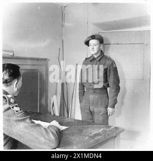 HUITIÈME ARMÉE : CONGÉ DANS LES FOYERS POUR UN INFANTERIE - PTE. Richardson est informé par son chef de la direction qu'il rentre en Angleterre pour 28 jours de congé, British Army Banque D'Images