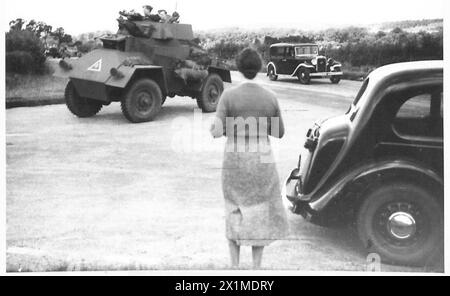 CHARS DE SCOUT RAPIDES S'EXERÇANT - chars sur la route à Abinger, armée britannique Banque D'Images