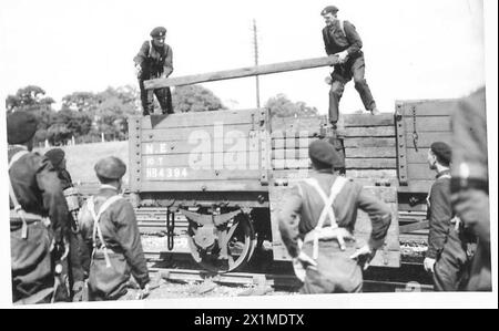 CHARGEMENT DE RÉSERVOIRS SUR Un CONVOYEUR DE RÉSERVOIRS DE RAIL SPÉCIAL - traverses pour former une piste pour les chars, armée britannique Banque D'Images