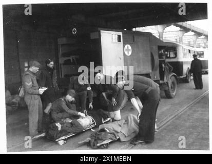 Négatif, verre - assister à un cas de civière sur le quai à Douvres, armée britannique Banque D'Images