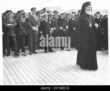 TRANSFERT DU SOUS-MARIN BRITANNIQUE À LA ROYAL HELLENIC NAVY - Archevêque Damaskinos se tient devant un groupe d'officiers supérieurs à bord et AVEROF lors de la cérémonie, armée britannique Banque D'Images