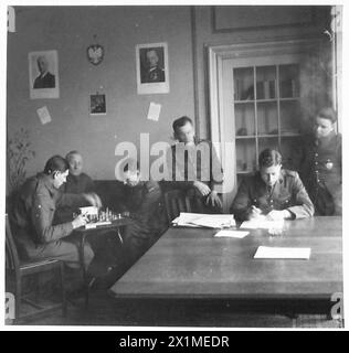 Les officiers de la 1re brigade de fusiliers du 1er corps polonais jouent aux échecs et lisent les journaux dans le mess des officiers à Cupar, en Écosse, pendant la seconde Guerre mondiale Banque D'Images