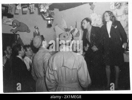 SCÈNES DANS Un CAFÉ DES ÉTUDIANTS À BRUXELLES - photos prises dans la «jambe en bois» montrant les étudiants et les soldats britanniques s'amusant, armée britannique, 21e groupe d'armées Banque D'Images