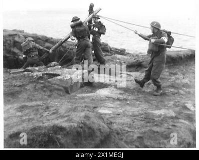 NOUVELLE MÉTHODE DE SAUVETAGE DES VICTIMES DES FALAISES - montage de l'appareil au sommet de la falaise avant la démonstration. Un patient brancard étant rendu rapide à l'appareil pour descendre la falaise, l'armée britannique Banque D'Images