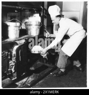 Un cuisinier travaille dans la cantine des officiers de la 1re brigade, Cupar, Écosse, illustrant la vie domestique et sociale de la 1re brigade de fusiliers, 1940-1947. Banque D'Images