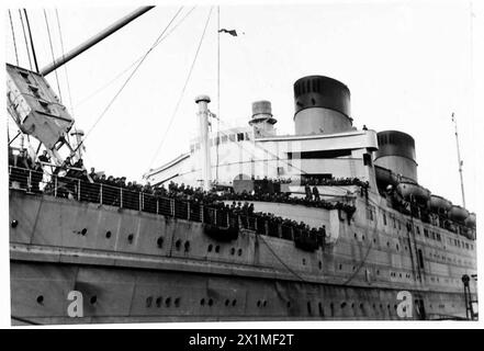 MAURETANIA REVIENT AVEC DES TROUPES RAPATRIÉES ET DES CIVILS D'EXTRÊME-ORIENT - les troupes bordent le pont de la 'Mauretania' en attendant de venir à terre, l'armée britannique Banque D'Images