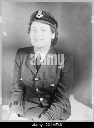 LES SOEURS BEAMISH - maintenant que les deux soeurs du Commodore de l'Air George Beamish sont dans la R.A.F. tous les membres de la célèbre famille Coleraine, Irlande du Nord, sont dans le même Service. Les deux sœurs, Eileen et Kathleen, sont chirurgiennes dentaires dans les commandements de vol et d'entraînement technique respectivement. Kathleen a été la deuxième femme à rejoindre le R.A.F. Dental Service tandis qu'Eileen a été commissionnée peu de temps après que leur frère, le capitaine du groupe Victor Beamish, a été porté disparu, présumé tué, lors d'opérations. Deux autres frères sont le capitaine du groupe Charles Beamish et Squadro Banque D'Images