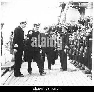 TRANSFERT DU SOUS-MARIN BRITANNIQUE À LA ROYAL HELLENIC NAVY - L'amiral Sir John Cunningham arrive à bord de l'AVEROF, l'armée britannique Banque D'Images