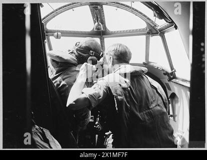 Un avion Hudson survole la base allemande de mouillage de mines d'hydravions à Borkum, le navigateur informant le pilote de leur emplacement, opérations de la Royal Air Force. Banque D'Images