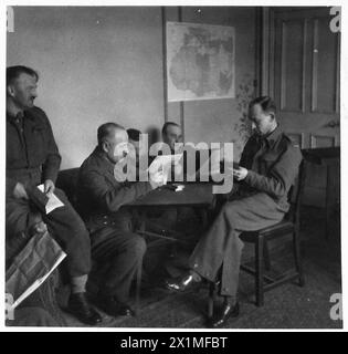 Les officiers de la 1re brigade de fusiliers du 1er corps polonais jouent aux cartes et lisent les journaux dans le mess des officiers à Cupar, en Écosse, pendant la première Guerre mondiale Banque D'Images