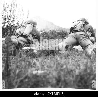 ITALIE : CINQUIÈME FRONT ARMYAMERICAN - hommes du 3 bn. Les Rangers, déposent un feu de couverture sur une colline avec des armes automatiques et des mortiers dans la zone S.M. à Altissunis, armée britannique Banque D'Images