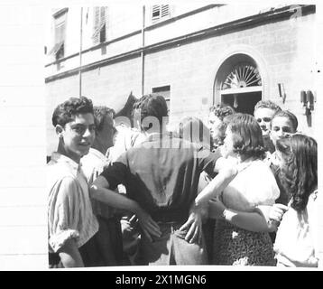 HUITIÈME ARMÉE : LES SUD-AFRICAINS ENTRENT À FLORENCE - les gens se rassemblent autour d'un soldat sud-africain, l'Armée britannique Banque D'Images