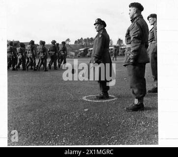 LE GÉNÉRAL BRERETON INSPECTE L'ÉQUIPEMENT DE la 6e DIVISION AÉROPORTÉE [BR] - le lieutenant-général Breretonobserve une marche passée des membres de la 6e division aéroportée de l'armée britannique Banque D'Images