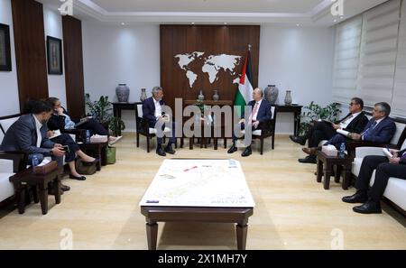 Le premier ministre palestinien et ministre des Affaires étrangères Mohammad Mustafa rencontre le nouveau Coordonnateur des Nations Unies pour les affaires humanitaires le premier ministre palestinien et ministre des Affaires étrangères Mohammad Mustafa rencontre le nouveau Coordonnateur des Nations Unies pour les affaires humanitaires en Palestine, Muhannad Hadi, Coordonnateur spécial adjoint pour le processus de paix au moyen-Orient, à Ramallah, le 17 avril 2024. Photo du Bureau du premier ministre apaimages Ramallah Cisjordanie territoire palestinien 170424 Ramallah MPO 006 Copyright : xapaimagesxPrimexMinisterxOfficexxapaimagesx Banque D'Images