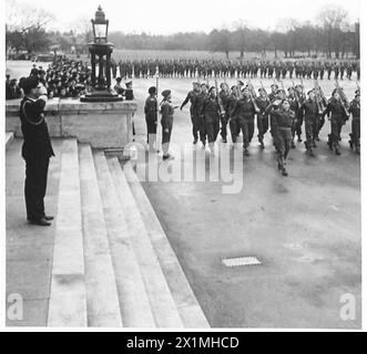 LE VICE-AMIRAL LORD LOUID MOUNTBATTEN PREND LE SALUT À R.A.C. DÉFILÉ DE PASSAGE - le vice-amiral Lord Louis Mountbatten prend le salut alors que les cadets passent devant, l'armée britannique Banque D'Images