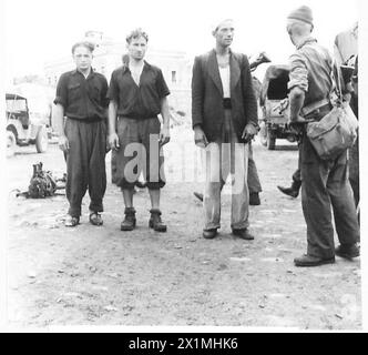 ITALIE : COMMANDO RAID SUR L'ÎLE DE Cherso - Un groupe d'Italiens sous garde sur le quai, attendant d'être interrogés, armée britannique Banque D'Images