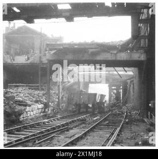 DÉGÂTS DE BOMBE - dommages aux ponts causés par les bombes ennemies à Londres, armée britannique Banque D'Images