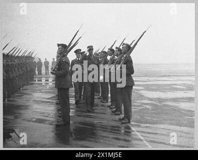 Le général Charles de Gaulle inspecte la garde d'honneur du régiment de la RAF lors d'une visite à une station de chasse de la RAF en 1942. Banque D'Images