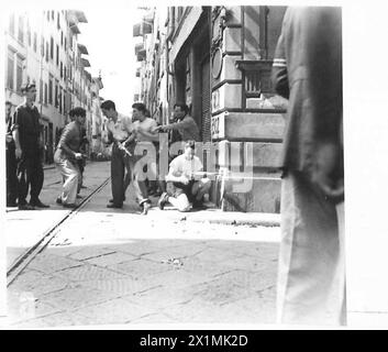 HUITIÈME ARMÉE : LES SUD-AFRICAINS ENTRENT À FLORENCE - les anti-fascistes engagent des tireurs d'élite allemands et fascistes à un coin de rue, l'armée britannique Banque D'Images