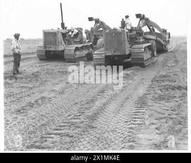 HUITIÈME ARMÉE : UN AÉRODROME EN PRÉPARATION - la deuxième étape du travail - les racleurs se mettent au travail en s'nivelant après les bulldozers, l'armée britannique Banque D'Images